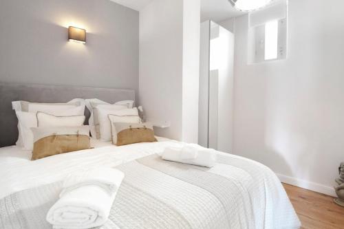 Charming bright Apartment in Lisbonにあるベッド