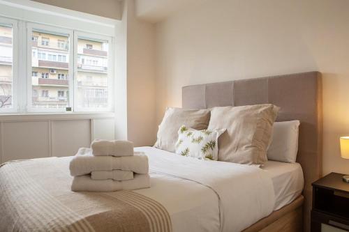 a bedroom with a bed with two towels on it at Modern 2 Bed Apartment near Las Ventas in Madrid