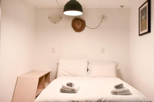 a bedroom with a bed with towels on it at Cozy Queen Street 1 Bedroom flat in the Heart of Central Business District in Auckland