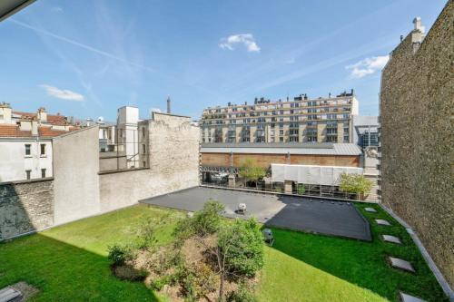 - une vue aérienne sur une cour dans un bâtiment dans l'établissement Beautiful 1 Bedroom Apartment near Eiffel Tower, à Paris