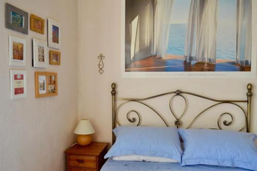 a bedroom with a bed and a picture of the ocean at Central and Homely One Bedroom Flat in Edinburgh
