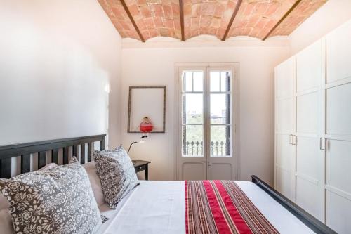 a bedroom with a bed and a window at Design 1 Bedroom Apartment near Plaza España in Barcelona