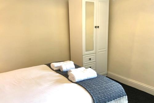 エディンバラにあるCosy Bright and Modern 1 Bedroom City Centre Flatのベッドルーム1室(ベッド1台、タオル2枚付)