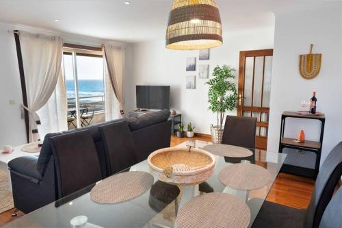 a living room with a couch and a table at BARRAMARES 5 - 4ºandar PISCINA EXTERIOR VISTA MAR in Ovar