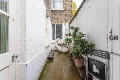 un vicolo in una casa con piante in vaso di Modern 2 Bedroom flat in Central London a Londra