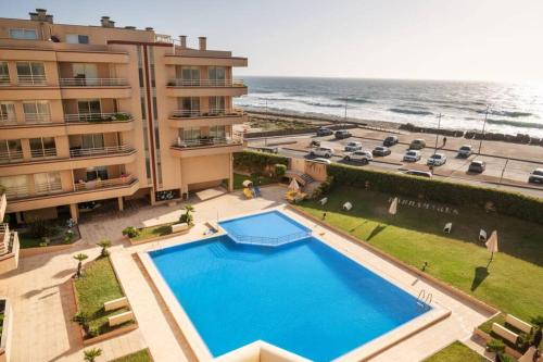 an overhead view of a swimming pool next to a beach at BARRAMARES 5 - 4ºandar PISCINA EXTERIOR VISTA MAR in Ovar