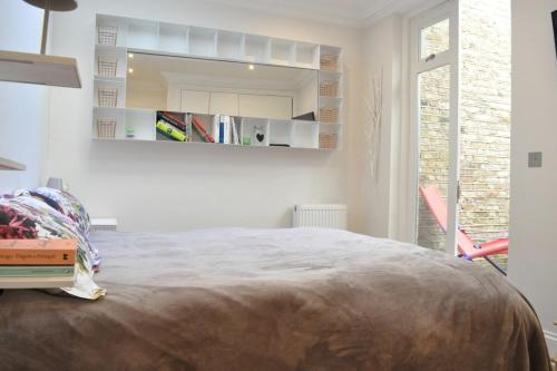 ロンドンにあるBright and Modern 1 Bed Flat in Highburyのベッドルーム(大型ベッド1台、窓付)