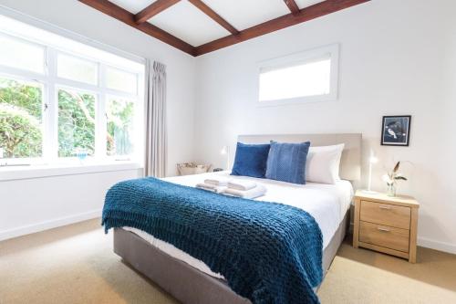 سرير أو أسرّة في غرفة في Light-filled Newly Renovated 3 Bedroom Villa in Remuera