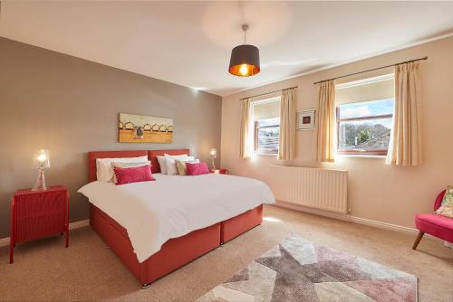 een slaapkamer met een groot bed en een raam bij Host & Stay - Wood Street Cottage in Barnard Castle