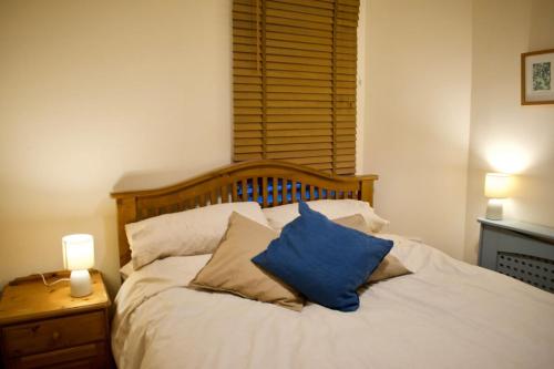Ліжко або ліжка в номері Newly Refurbed Home with Free Parking