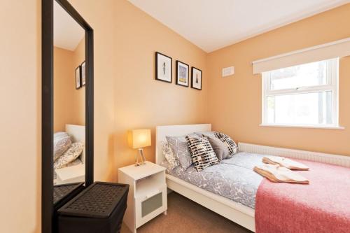 ダブリンにあるCharming Riverside Apartment - Minutes from Cityのベッドルーム(ベッド1台、鏡付)