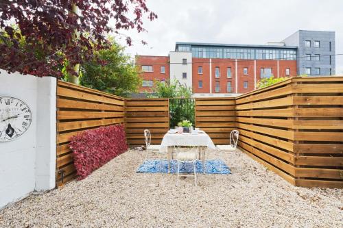Fotografie z fotogalerie ubytování Charming Riverside Apartment - Minutes from City v destinaci Dublin