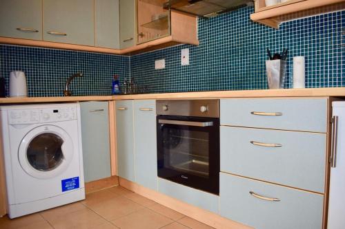 y cocina con lavavajillas y lavadora. en 2 Bedroom Apartment Beside Merrion Square, en Dublín