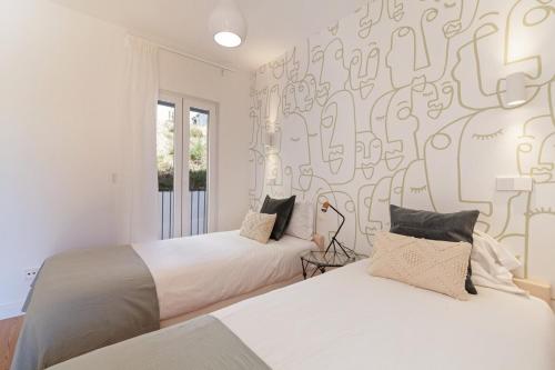Letto o letti in una camera di Bright 2 Bedroom Apartment with parking in Lisbon