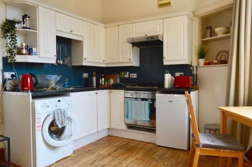 Virtuvė arba virtuvėlė apgyvendinimo įstaigoje Sophisticated and Bright One Bed in Leith