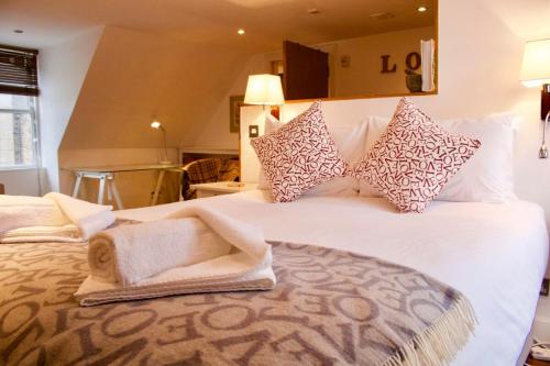 エディンバラにあるCosy Studio Apartment in Edinburghのベッドルーム(大きな白いベッド、枕付)