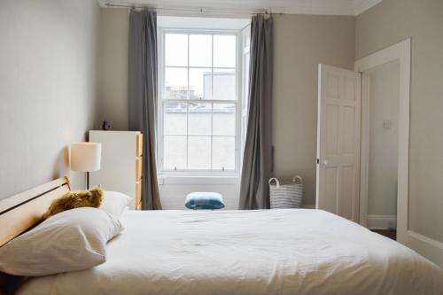 エディンバラにあるBeautiful Edinburgh Apartment in Stockbridgeのベッドルーム(大きな白いベッド1台、窓付)