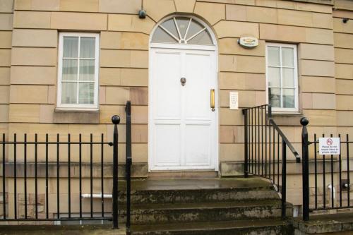 エディンバラにあるBeautifully Renovated Apartment -Central Edinburghの階段付きの家の白い扉