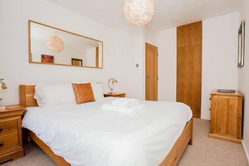 Stylish 1 Bedroom Flat in Vauxhall tesisinde bir odada yatak veya yataklar
