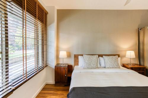 バルセロナにあるNice and Cozy 4 Bedroom in Sants-Montjuic BCNのベッドルーム1室(ベッド1台、大きな窓付)