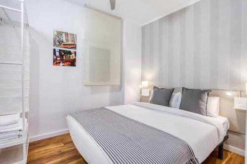 バルセロナにあるNice and Cozy 4 Bedroom in Sants-Montjuic BCNの白いベッドルーム(大型ベッド1台付)