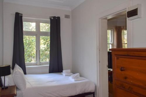 Schlafzimmer mit einem Bett und einem Fenster in der Unterkunft 1 Bedroom Apartment With Incredible Location in Sydney