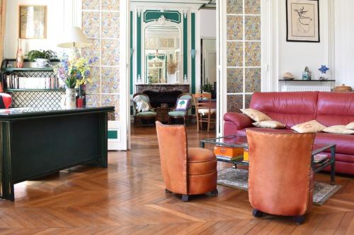 - un salon avec un canapé et des fauteuils rouges dans l'établissement Charming 2 Bedroom Apartment with view of Paris Gare de Lyon, à Paris