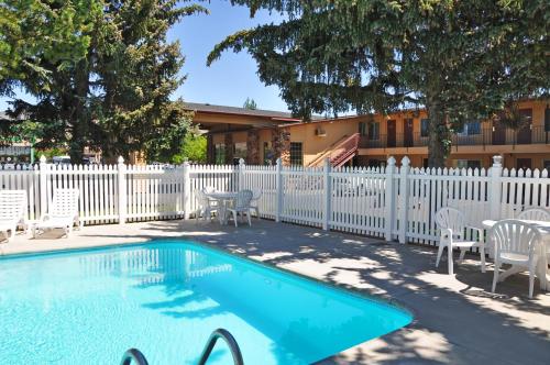 Bazén v ubytování Cimarron Inn Klamath Falls nebo v jeho okolí