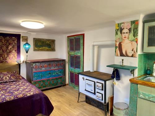 una camera con letto e lavandino di Bohemian weekendhouse at lake Balaton a Diskahegy