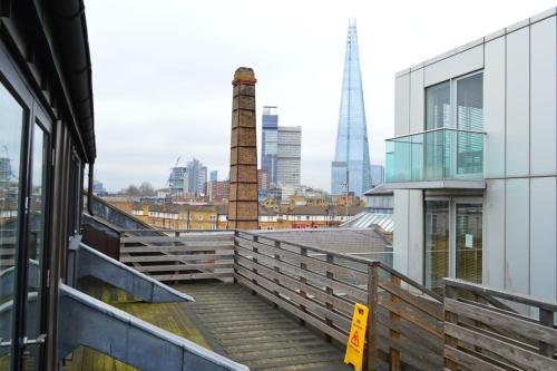 ロンドンにあるIncredible and Modern Central 1 Bedroom - London Bridgeの建物のバルコニーから市街の景色を望めます。