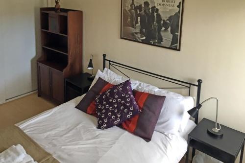 Un ou plusieurs lits dans un hébergement de l'établissement Bright Spacious 2 Bedroom Apartment in Stockbridge