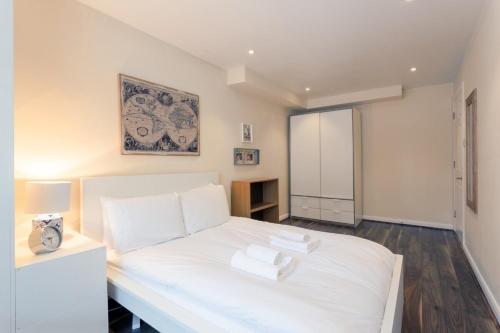 Llit o llits en una habitació de Stylish and Homely 4 Bedroom Home in East London