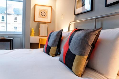 エディンバラにあるStylish Apartment in Edinburgh's New Townのベッドルーム1室(枕2つ付)