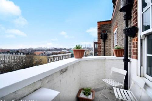 Балкон или терраса в Stylish 2 Bedroom Apartment Between Camden Town Primrose Hill