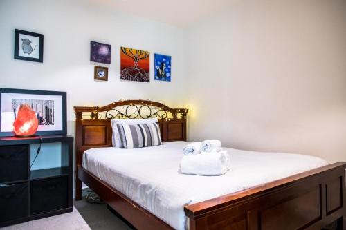 Llit o llits en una habitació de Eclectic 1 Bedroom South Yarra Hideaway