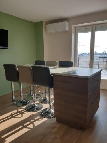 una sala de conferencias con mesa y sillas en A l'appartement chez REVIGORA, en Vienne