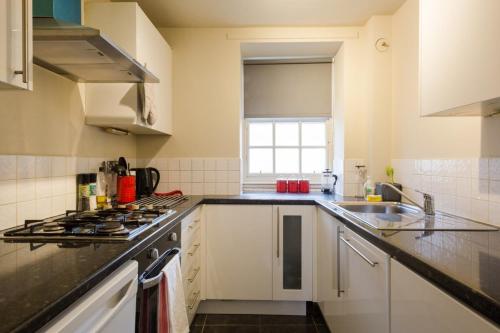 Modern Studio Apartment on Royal Mile Great for Castleにあるキッチンまたは簡易キッチン
