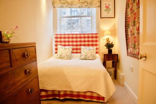 - une petite chambre avec un lit et une fenêtre dans l'établissement Period Property on Castle Street, à Édimbourg
