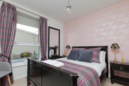 Letto o letti in una camera di Holyrood Residence - Luxury Apartment with Parking