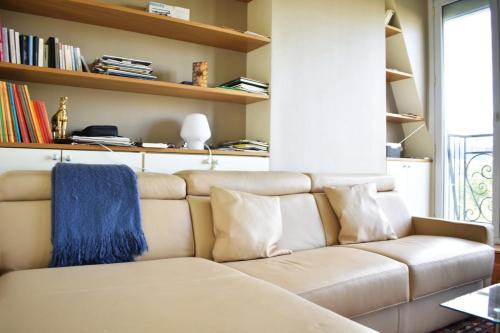 - un salon avec un canapé et des étagères dans l'établissement Fully Renovated Bright Studio With High View, à Paris