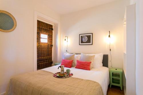 una camera con un letto e un vassoio di Sunlit photographers 1Bedroom Apartment in Alcântara a Lisbona