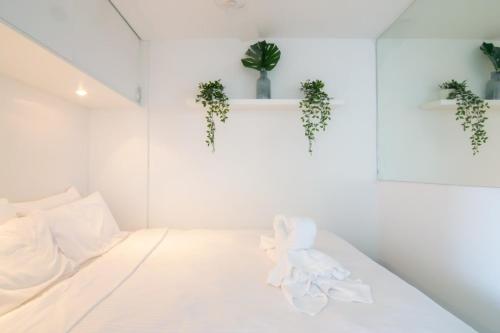 Un ou plusieurs lits dans un hébergement de l'établissement Bright 1 Bedroom Studio with Amazing City Views