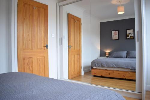 Cosy 1 Bed Flat In Homerton By Victoria Parkにあるベッド