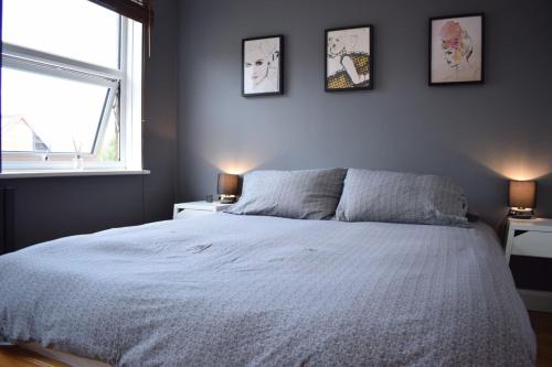 Cosy 1 Bed Flat In Homerton By Victoria Parkにあるベッド