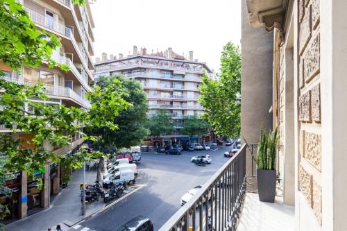 バルセロナにあるModernl 2 Bedroom in the fantastic Sant Antoni areaの建物のバルコニーから通りの景色を望めます。