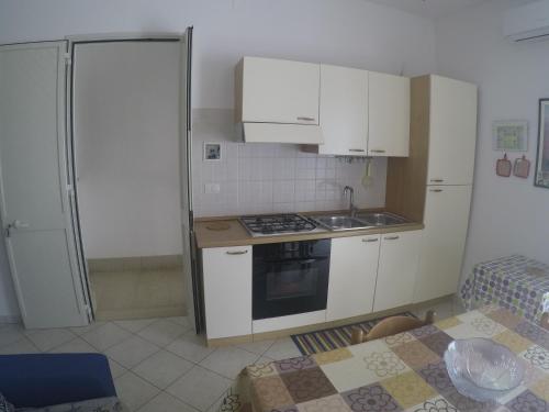 A kitchen or kitchenette at Casa vacanze a Pescoluse (80 mt dal mare)