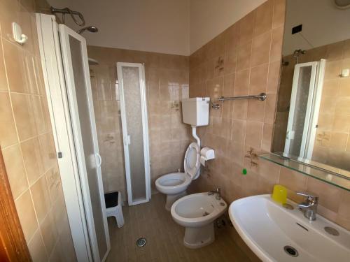 La salle de bains est pourvue de toilettes et d'un lavabo. dans l'établissement Hotel Villa Dina, à Rimini