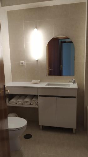 エシュポゼンデにあるT2 em condomínio com piscina - Ofir - Esposendeのバスルーム(洗面台、トイレ、鏡付)