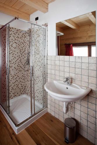 a bathroom with a sink and a shower at B&B La Locanda in Macugnaga