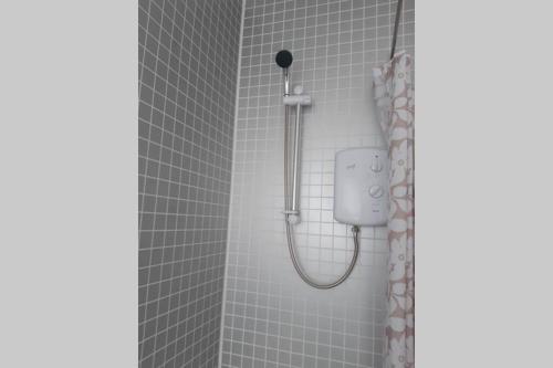 um chuveiro na casa de banho com uma cortina de chuveiro em Self contained apartment with amazing views em Jedburgh